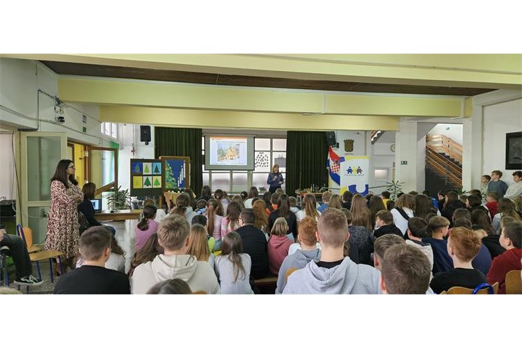 Slika /PU_KA/PU_info/2024/Mir i dobro_Manje oruzja manje tragdija_Ozalj_skola/1.jpg